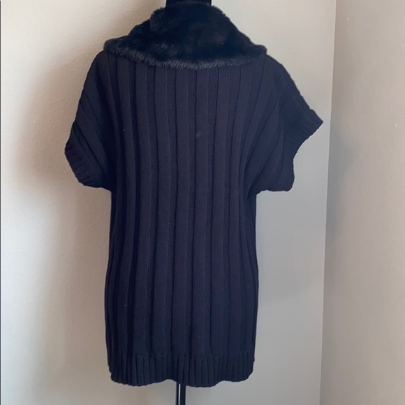 Sweater vest with faux fur collar and trim warm and cozy great for the holidays - Picture 5 of 5